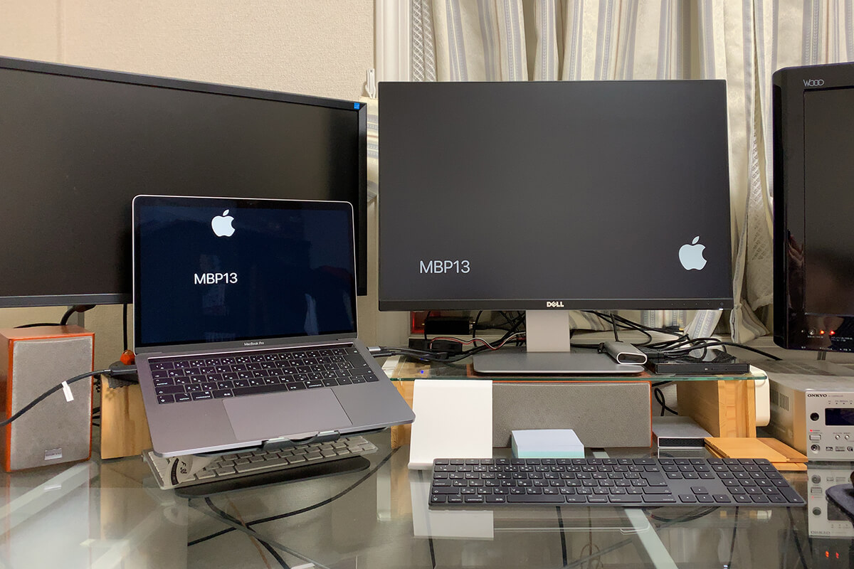 MacBook Proと周辺機器を接続した全体写真